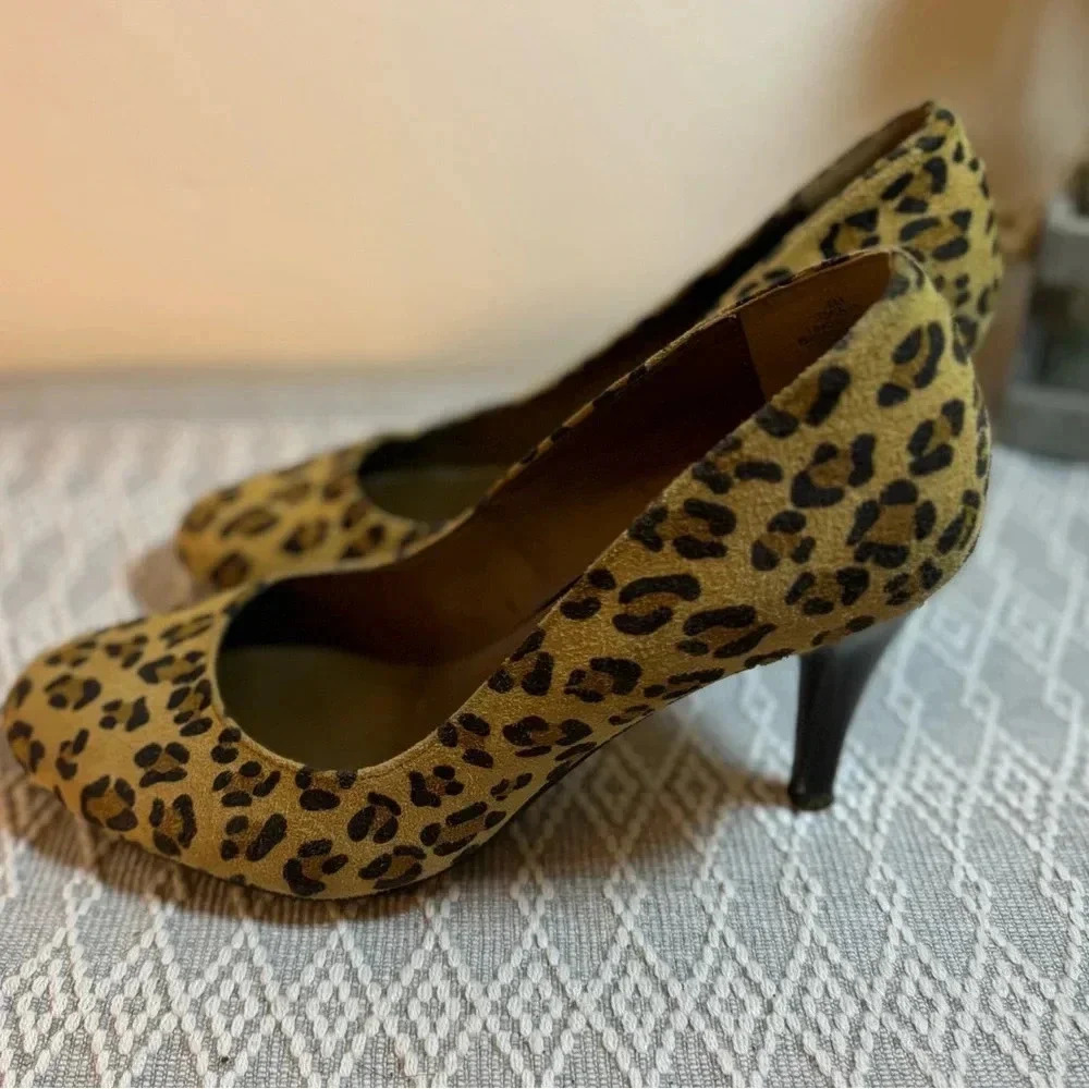 Liz Claiborne Leopard Pump Size 8. Non slip bottom. 3” Heel. - Picture 3 of 9